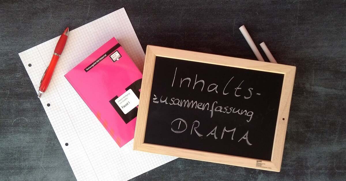 Tafel mit Beschriftung "Inhaltszusammenfassung Drama"