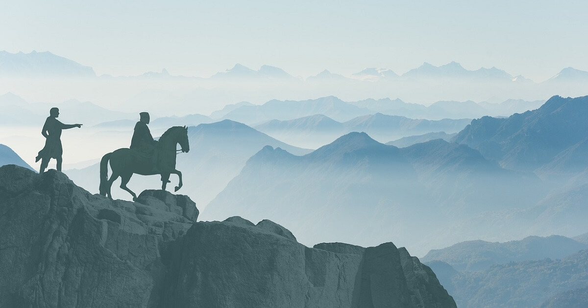 Ritter mit Pferd auf einem Berg blickt in die Ferne