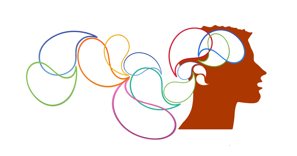 Mädchen liegt auf Blätterhaufen