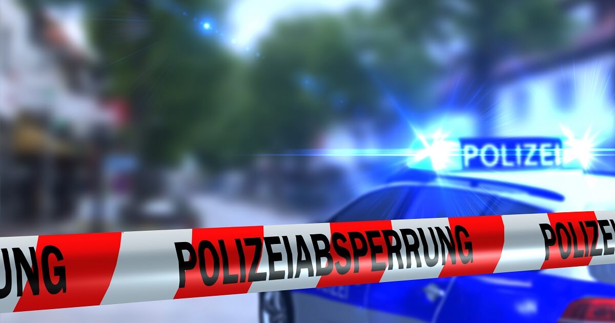 Blaulicht hinter einer Polizeiabsperrung