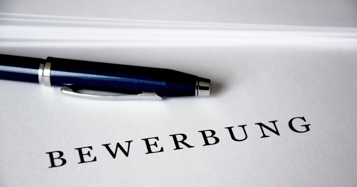 Ein Blatt mit der Aufschrift "Bewerbung"