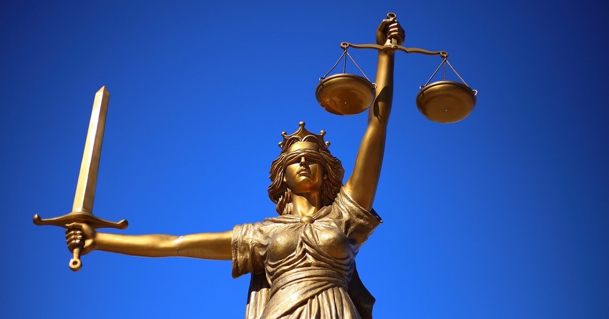 Eine goldene Statue von Justicia