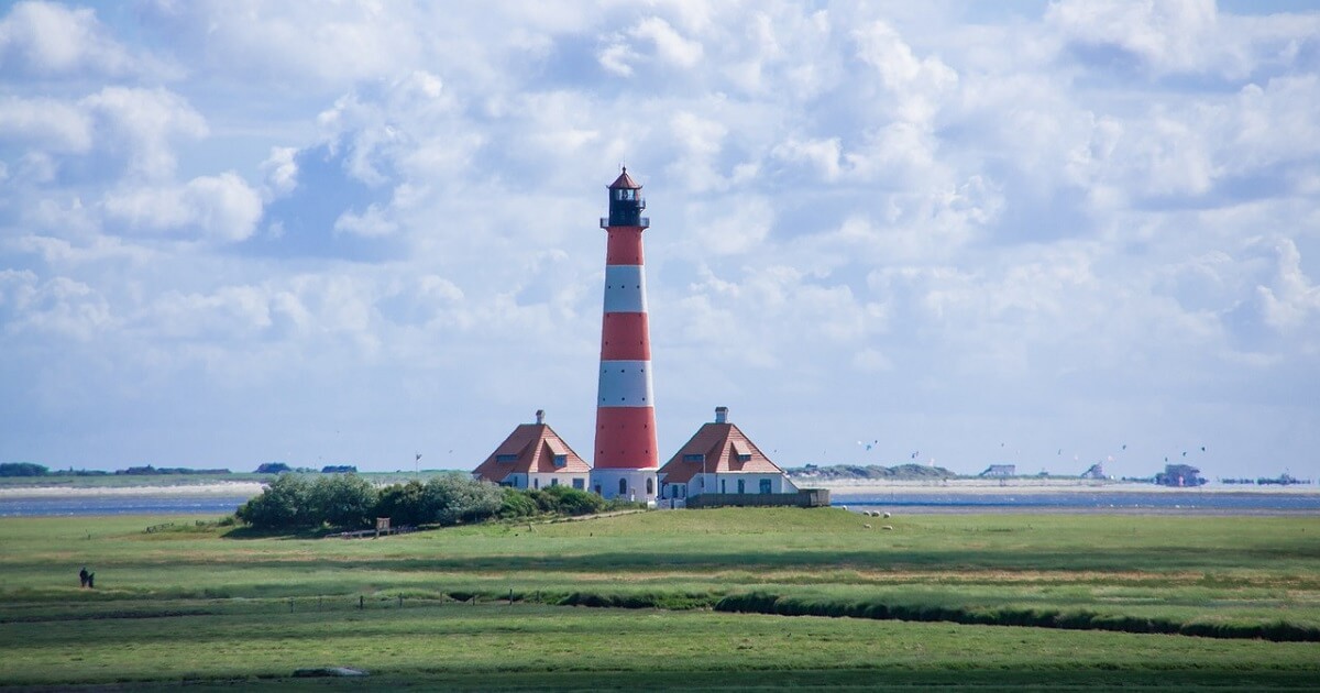 © Pixabay, Susanne | leuchtturm-nordsee-norden-sommer-3981676 Leuchtturm in Schleswig-Holstein