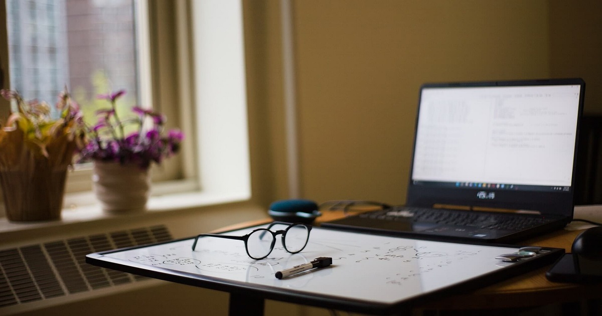 Tafel und Laptop auf einem Tisch