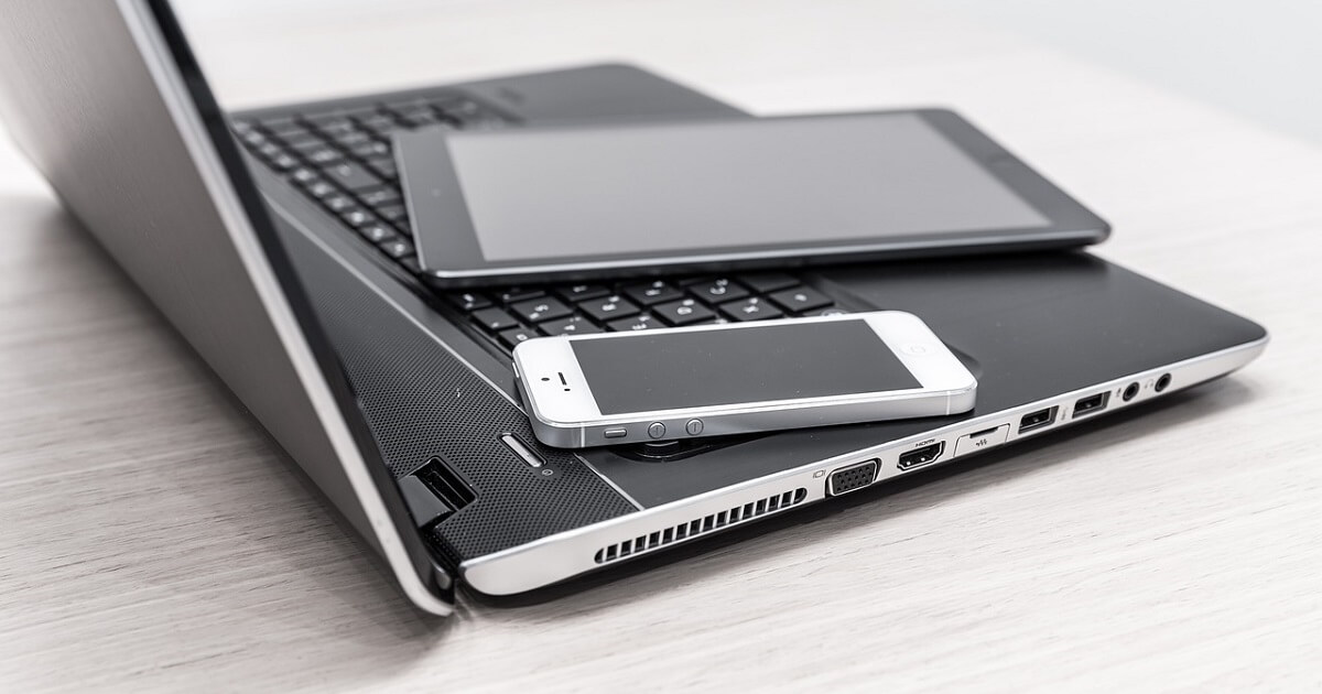 ©pixabay - mariakray: technology-6801352_1280 Laptop, Tablet, Handy - alles auf einem Haufen