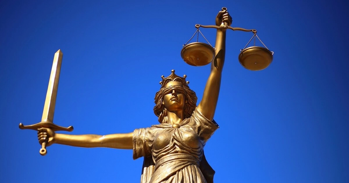 Eine goldene Statue von Justicia