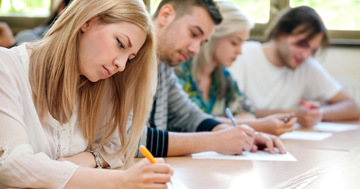 Schülerinnen und Schüler der Fachoberschule während einer Prüfung