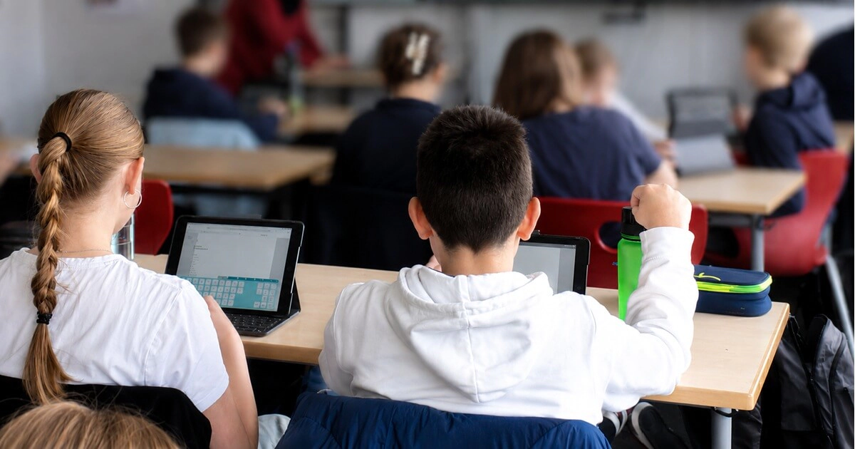 Schüler*innen lernen individuell mit dem STARK Lernstudio
