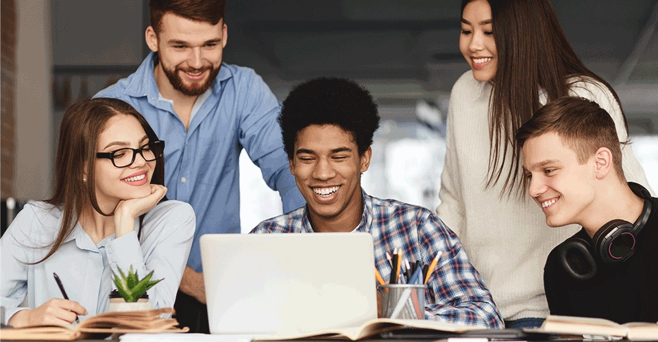 Schüler*innen beim Lernen