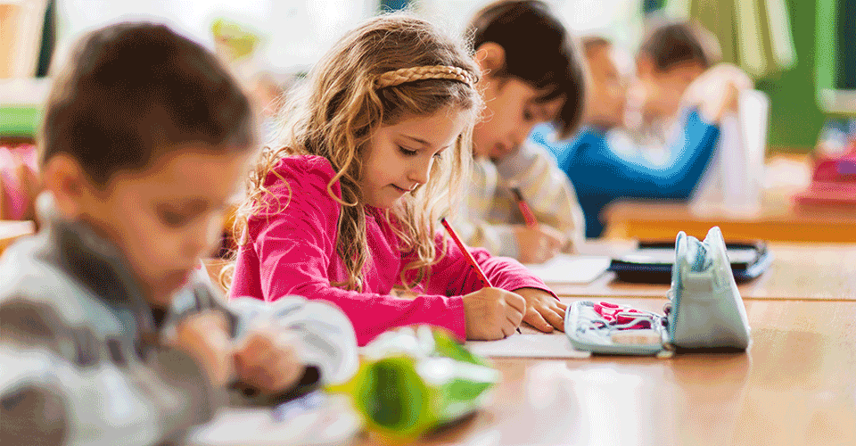 Grundschulkinder beim Üben