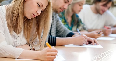 Schülerinnen und Schüler der Fachoberschule während einer Prüfung