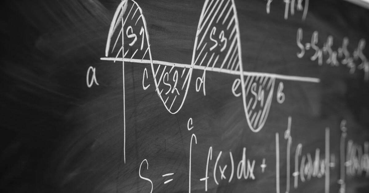 Mathematische Formeln auf Schultafel
