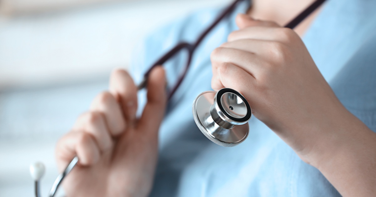 Medizinstudent mit Stethoskop (Symbolbild)