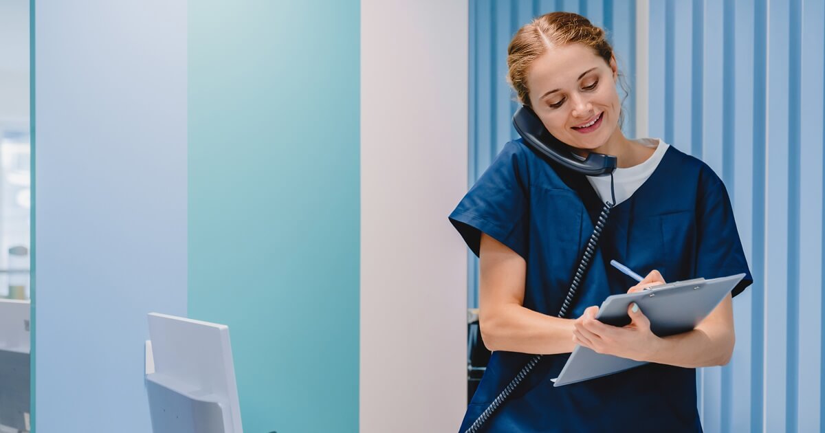 MFA Auszubildende beim Telefonieren