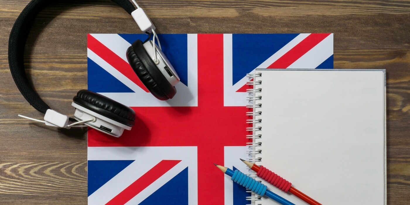 Britische Flagge, Kopfhörer, Notizbuch und Stifte